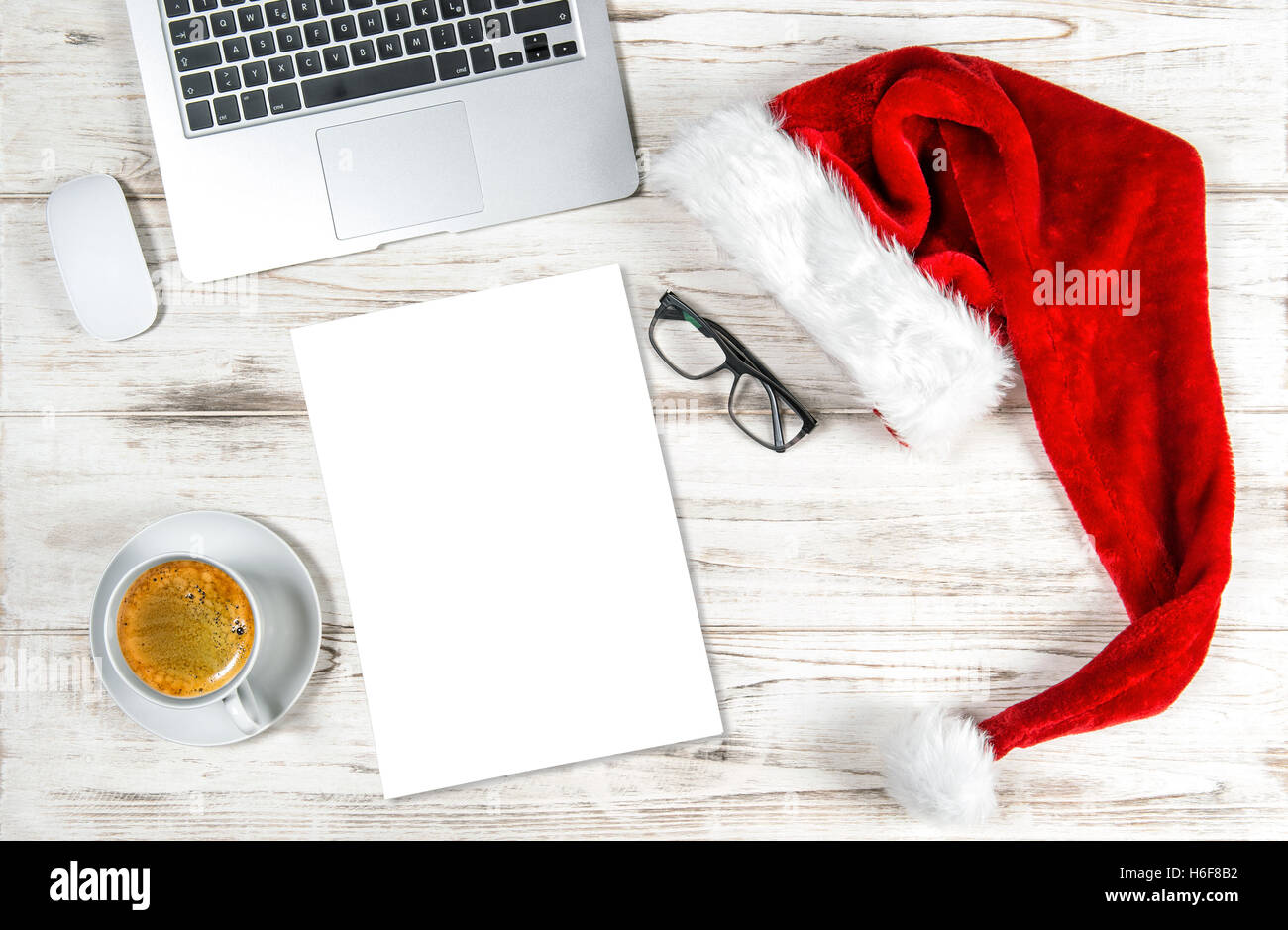 Scrivania da ufficio con computer, caffè e decorazione di Natale. Vacanze Business concetto vuoto con foglio di carta Foto Stock