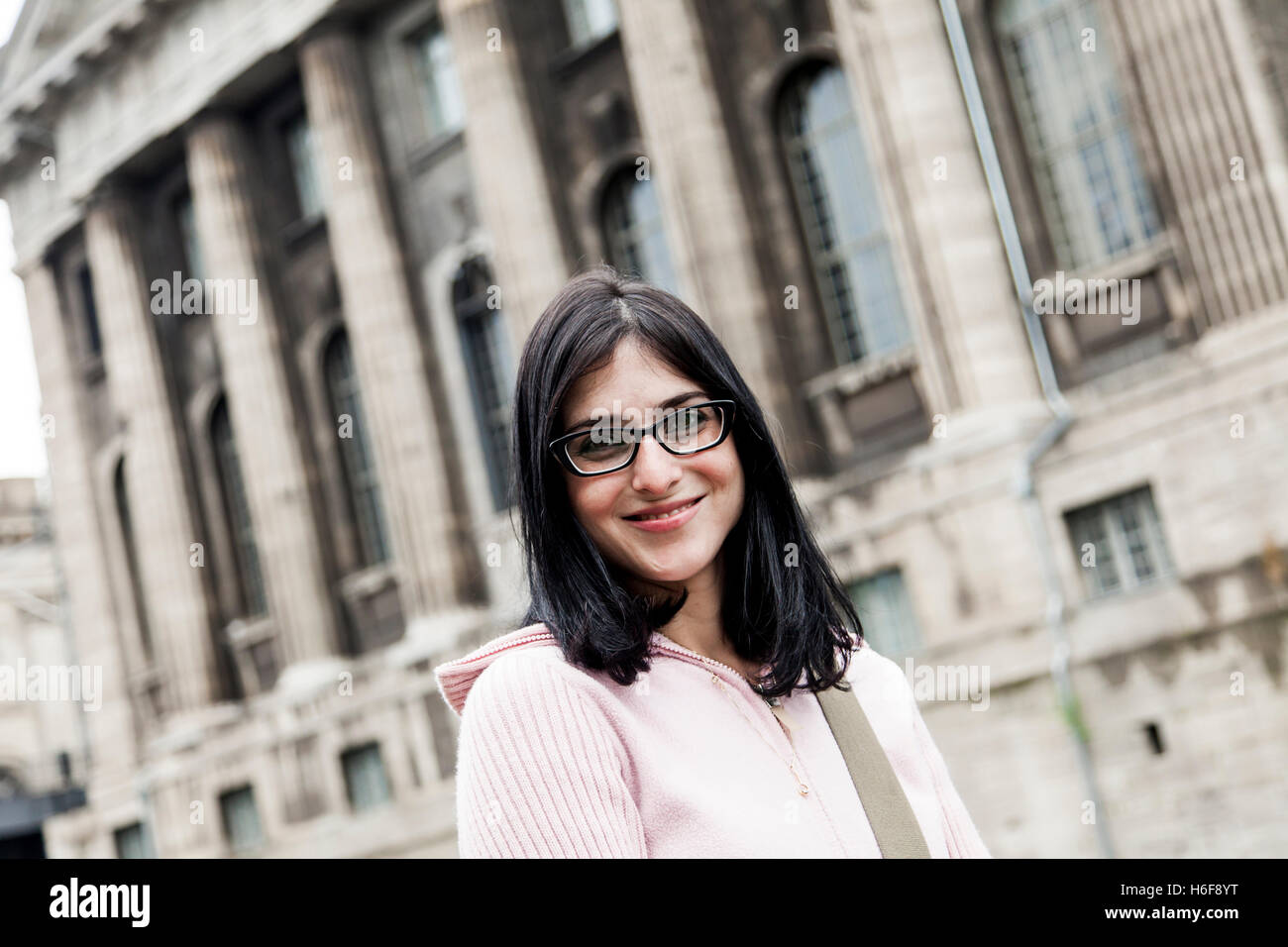 Ritratto di una donna felice contro edificio classico sfondo. Foto Stock