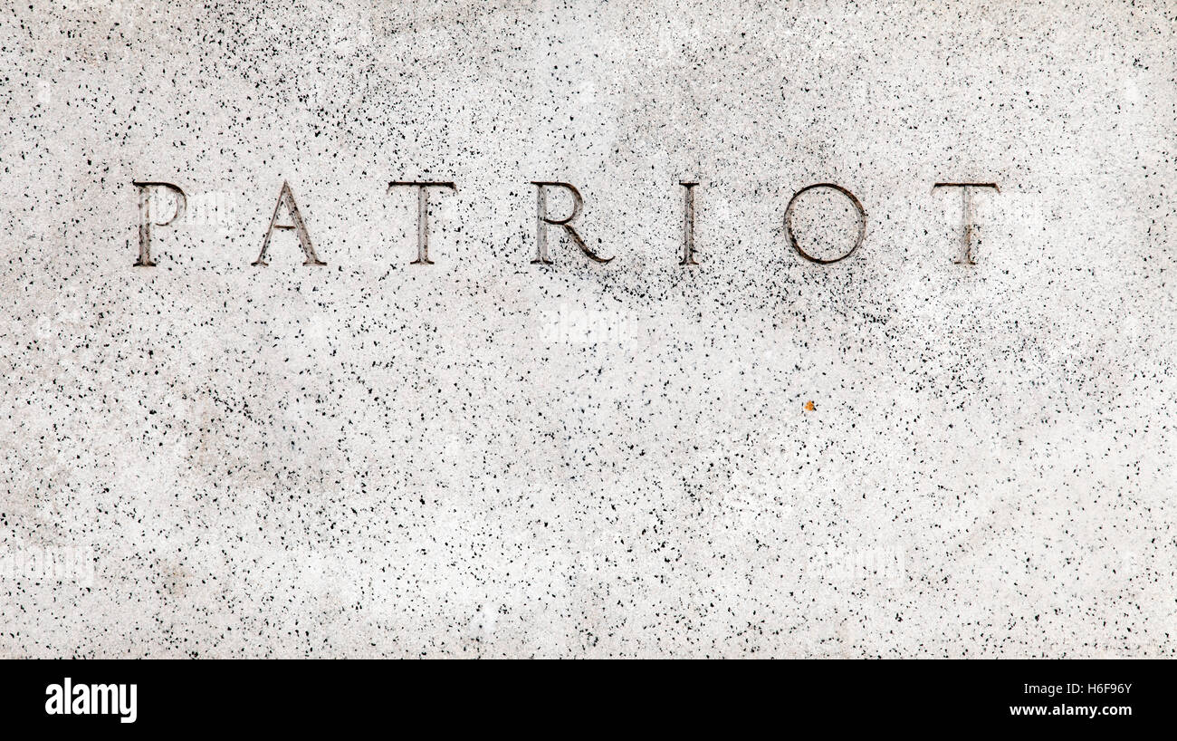 La parola 'Patriot' inciso nel muro di pietra. Foto Stock