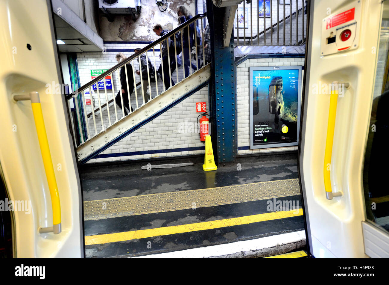 Londra, Inghilterra, Regno Unito. La metropolitana di Londra treno tubo - porte aperte sulla piattaforma Foto Stock