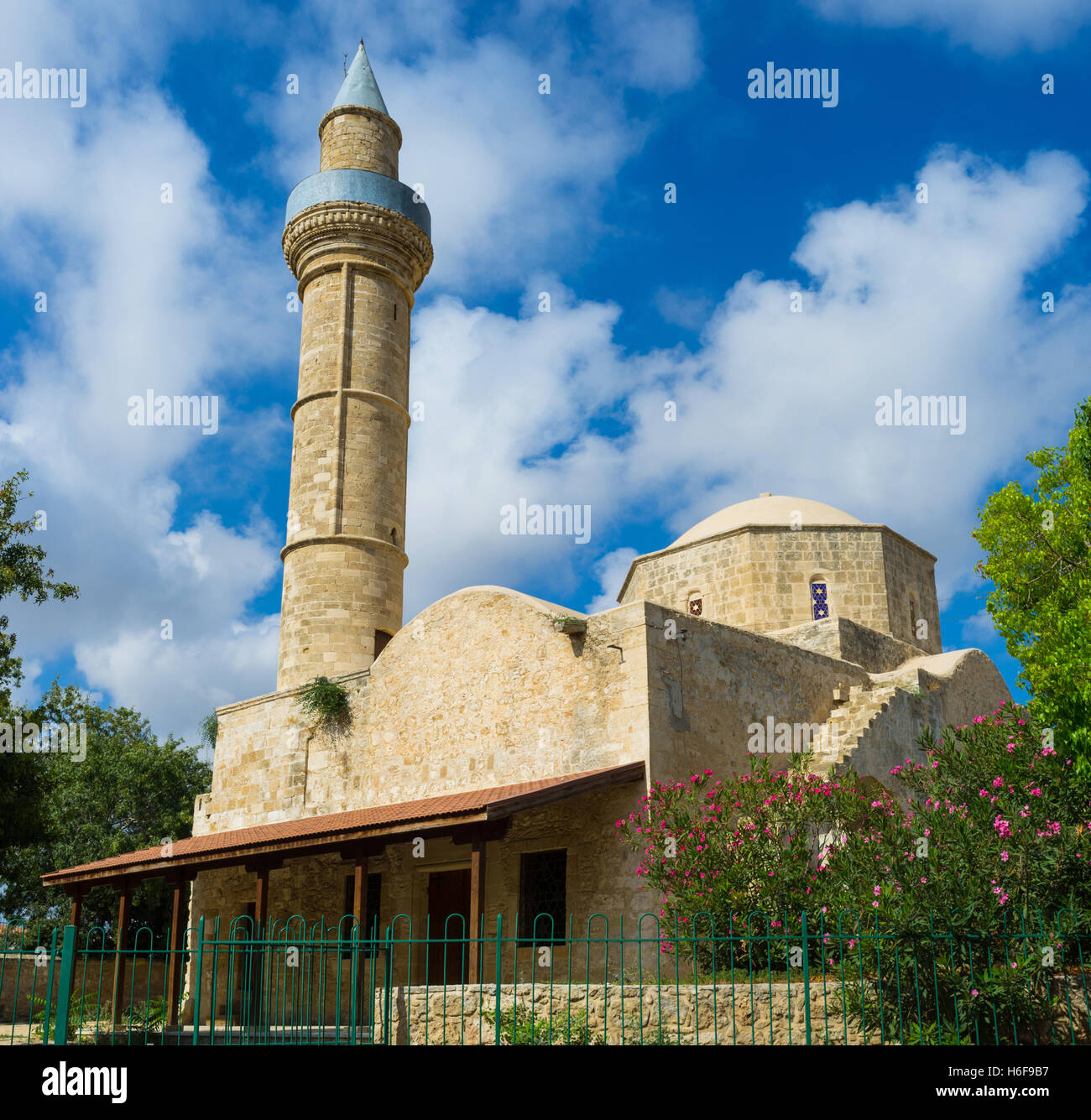 La Moschea Moutallos situato nel centro storico vicino al mercato e circondato da giardini panoramici, Paphos, Cipro. Foto Stock