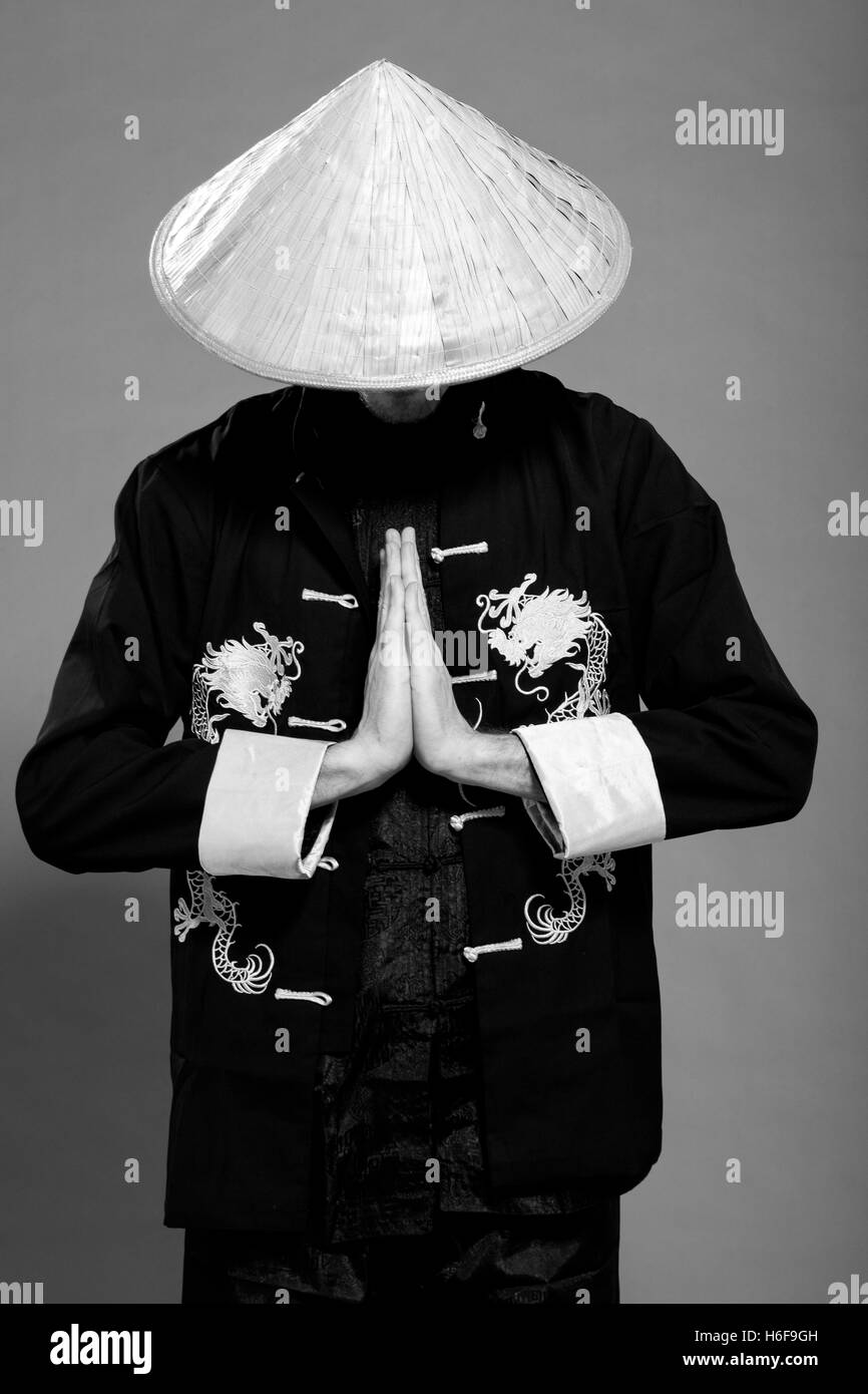 Studio shot di un uomo nel suo fine degli anni venti, indossando il tradizionale cinese e abbigliamento Kung-Fu postura; identità nascoste. Foto Stock