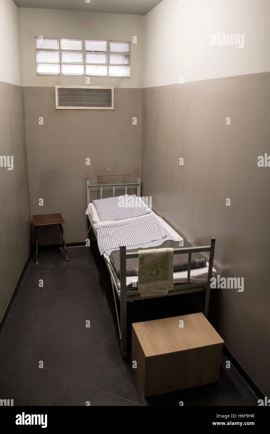 Stasi cella di prigione la ricostruzione con letto e tavolo DDR Museum di Berlino Germania Foto Stock