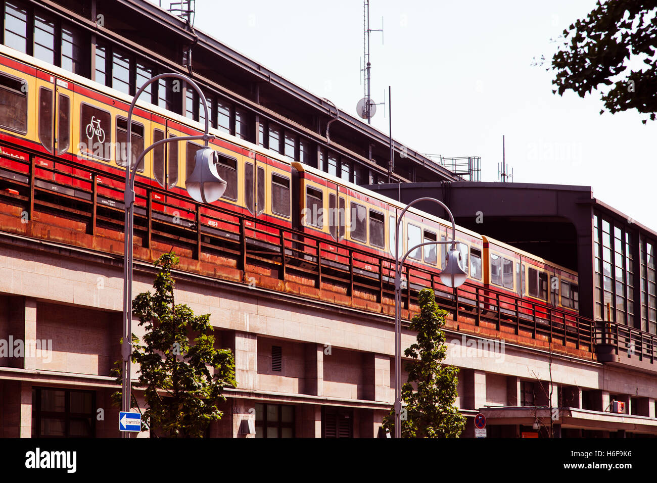 S5 S-Bahn treno lasciando una stazione. Foto Stock