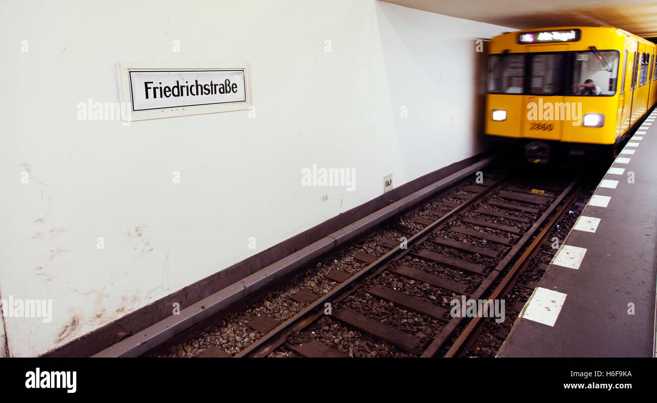 U6 U-Bahn treno arrivando alla piattaforma della stazione di Friedrichstrasse. Foto Stock