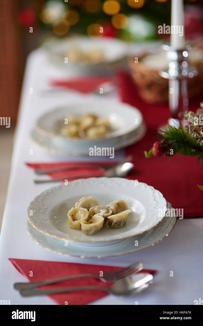 Molti piatti sulla tavola del Natale Foto Stock