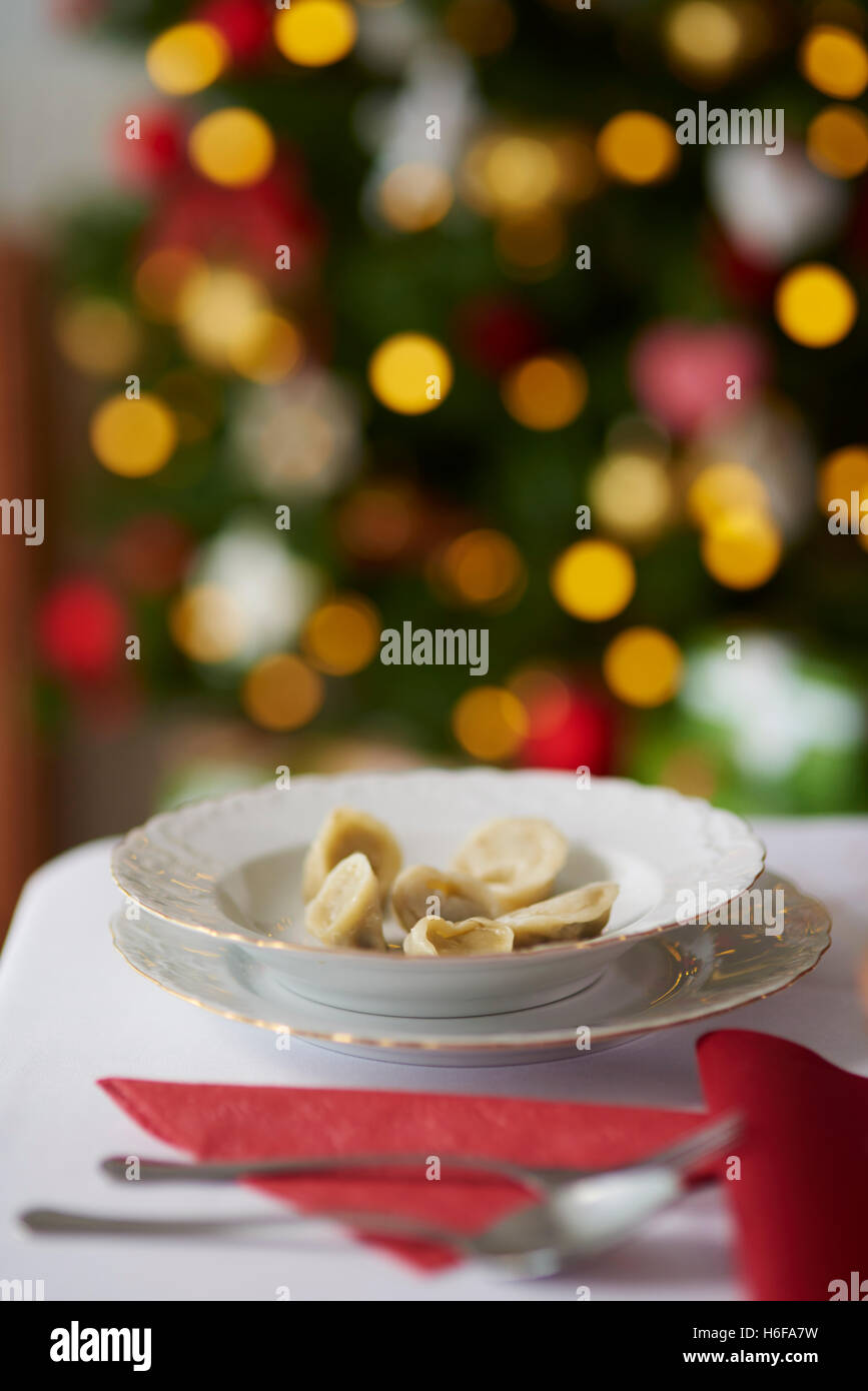Piastra e albero di Natale in background Foto Stock