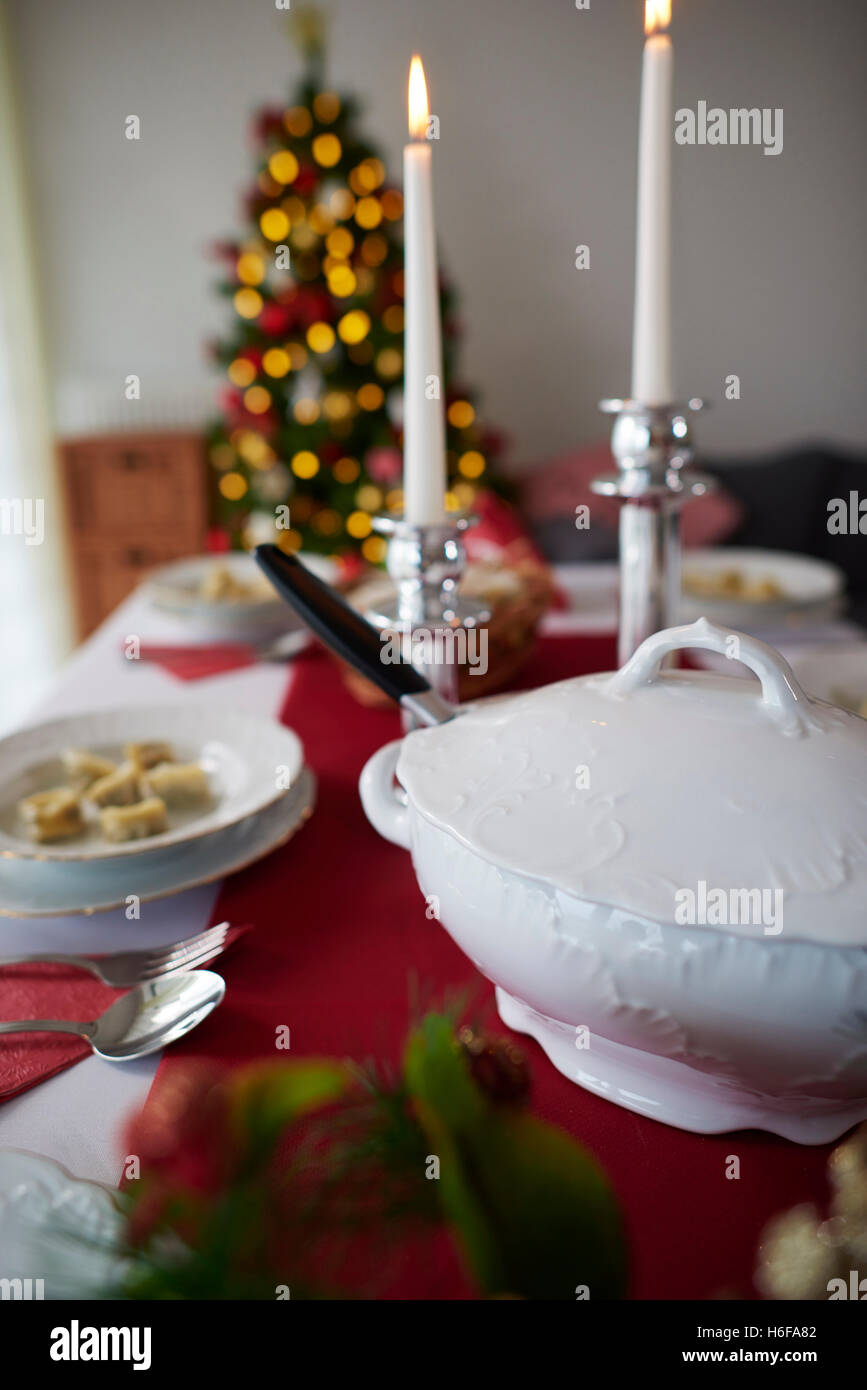 Due candele e vaso bianco Foto Stock