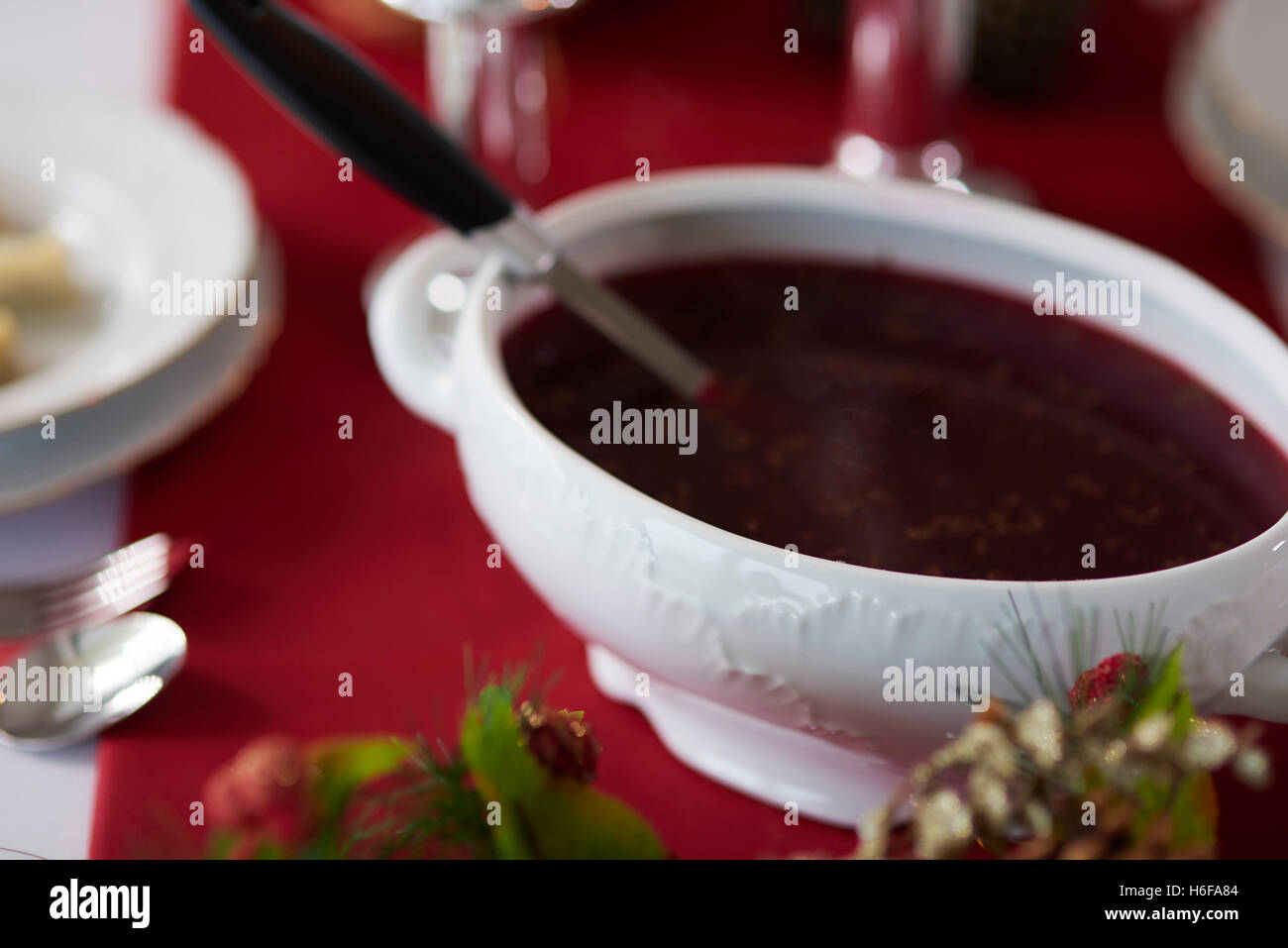 Vaso pieno di zuppa di barbabietole Foto Stock