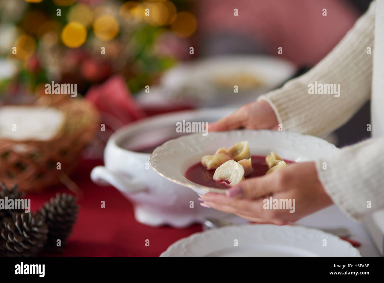 Donna che mantiene una piastra con zuppa di barbabietole Foto Stock