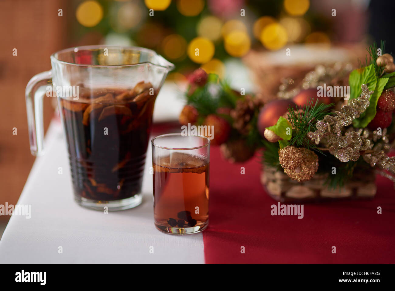 Pentola con composta sul tavolo Foto Stock
