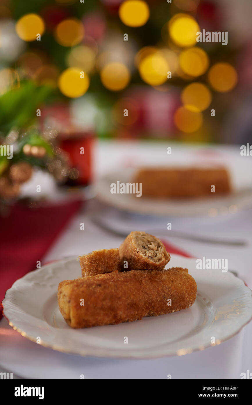 Piastra con crocchetta sulla tavola del Natale Foto Stock