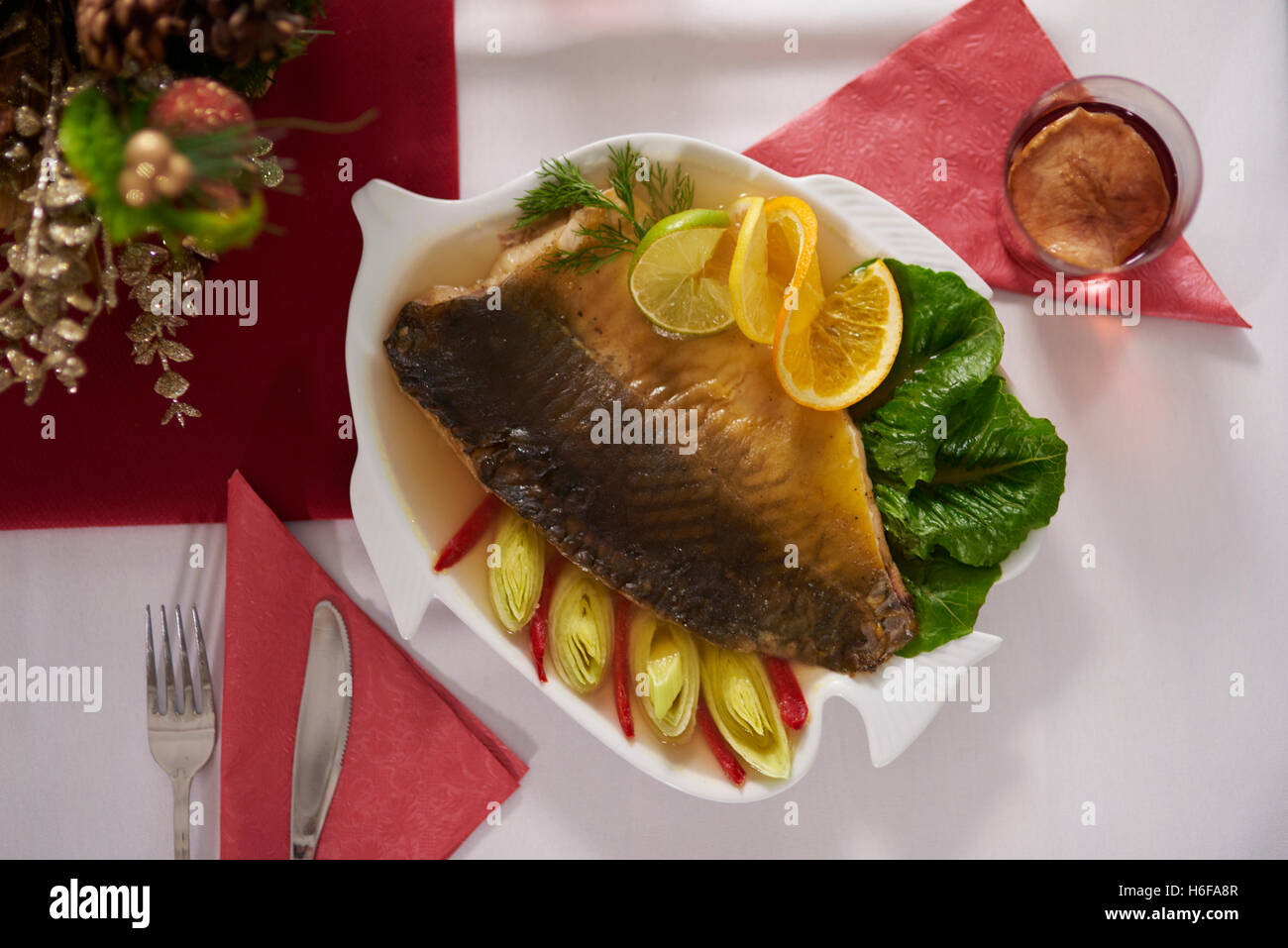 Tradizionale pesce polacco sul tavolo Foto Stock