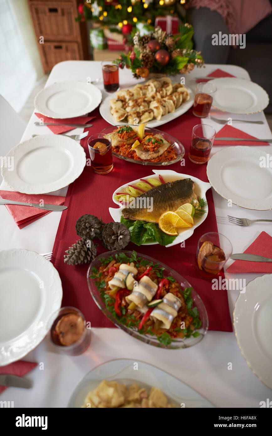 Tavola di Natale pieno di piatti tradizionali polacchi Foto Stock