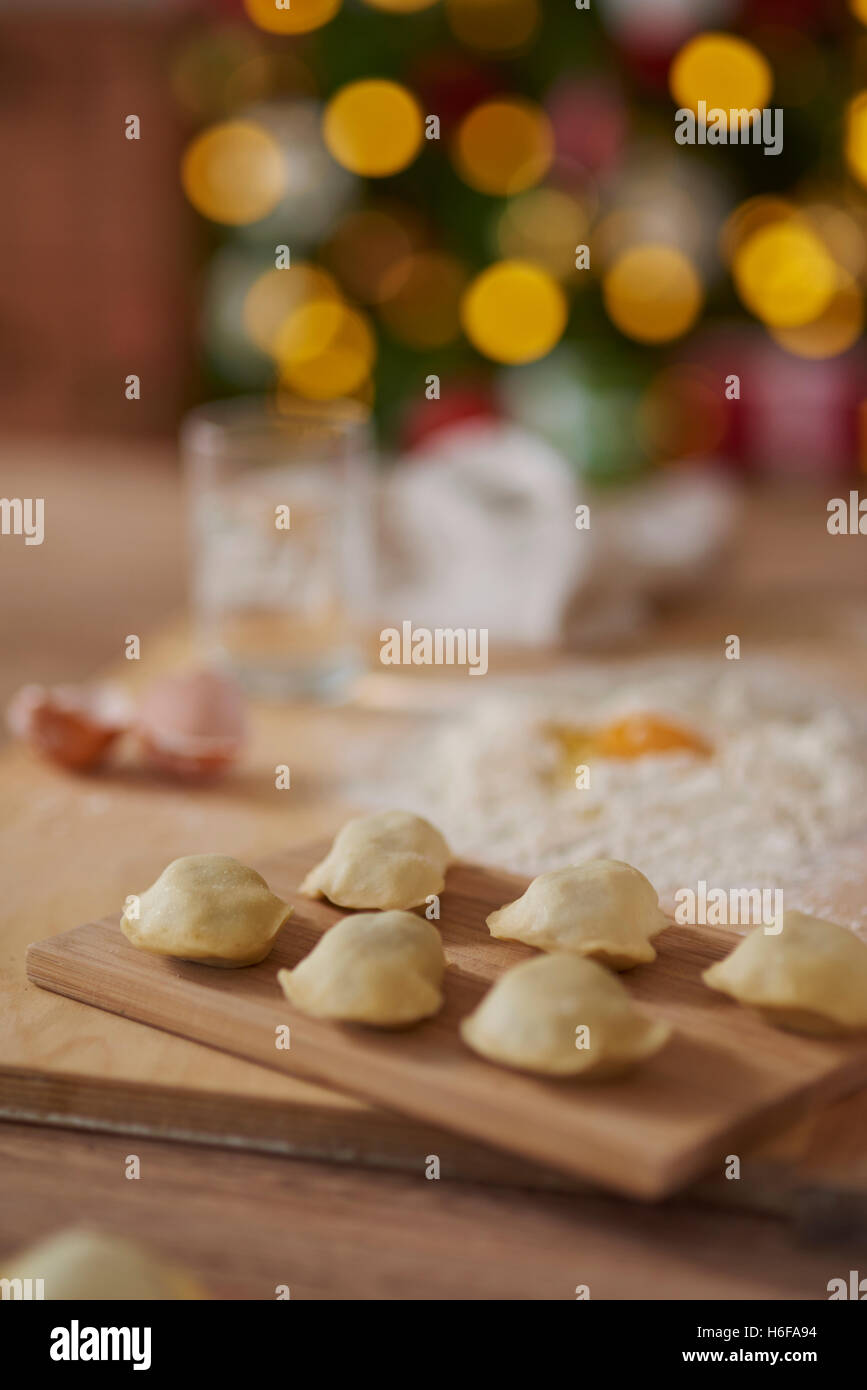 Gnocchi di patate preparazione per la Vigilia di Natale Foto Stock