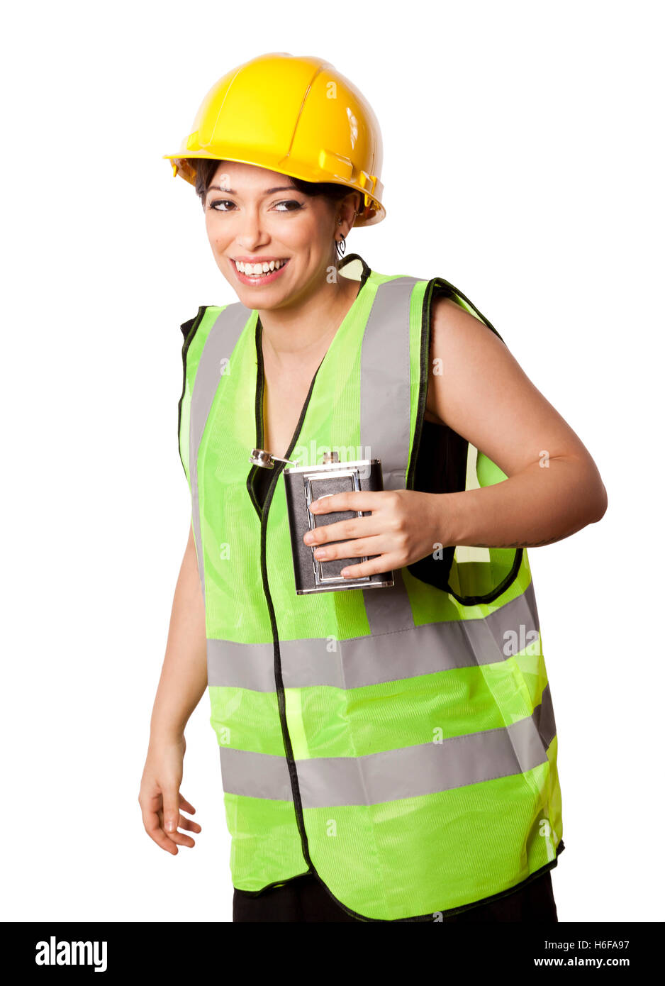 Giovani caucasici donna adulta nei suoi metà di 20s indossando riflettivo giallo casco di sicurezza e giubbotto di sicurezza, sorridere un sorriso ubriaco whil Foto Stock
