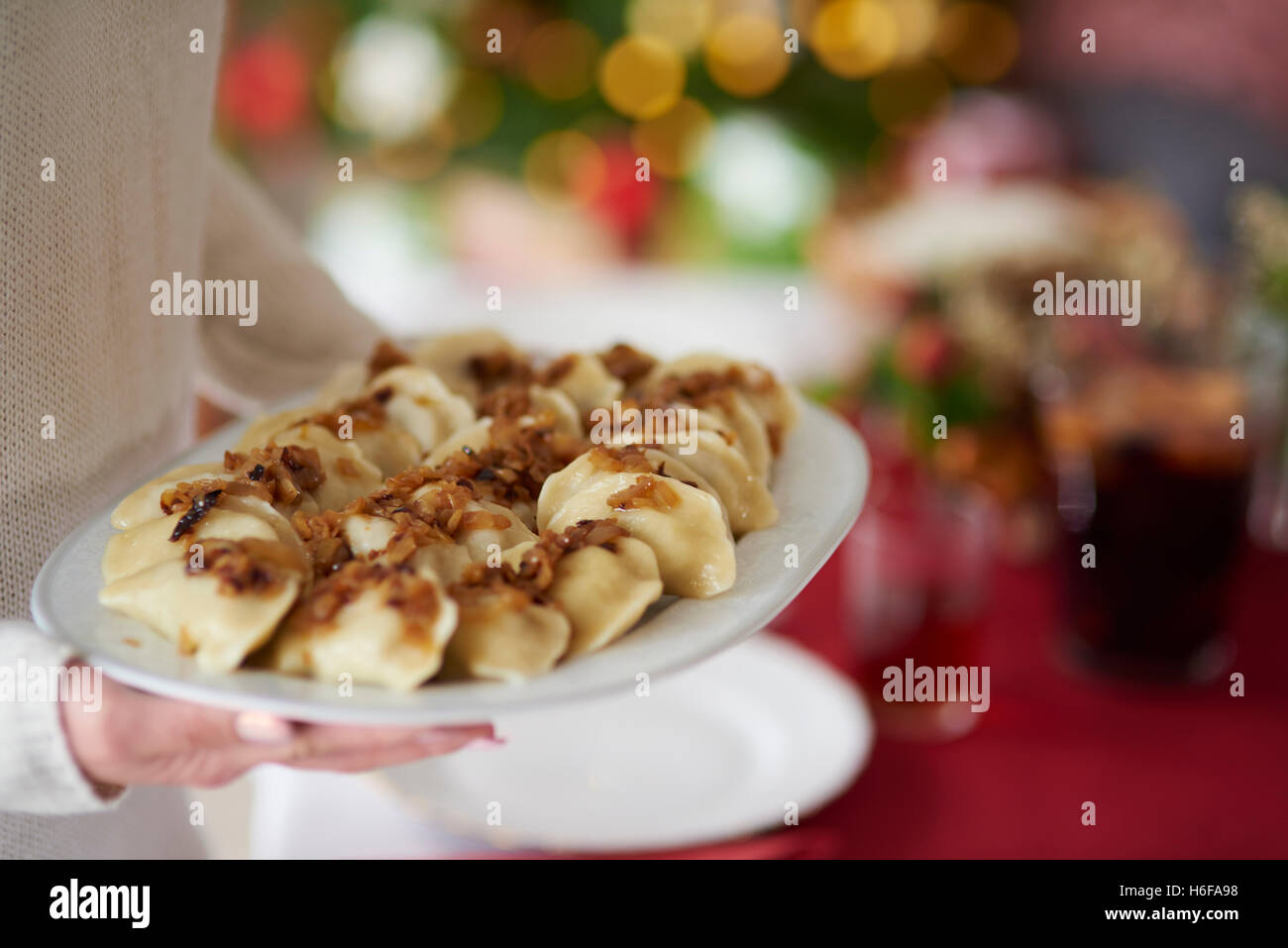 Donna che serve piatto pieno di canederli Foto Stock