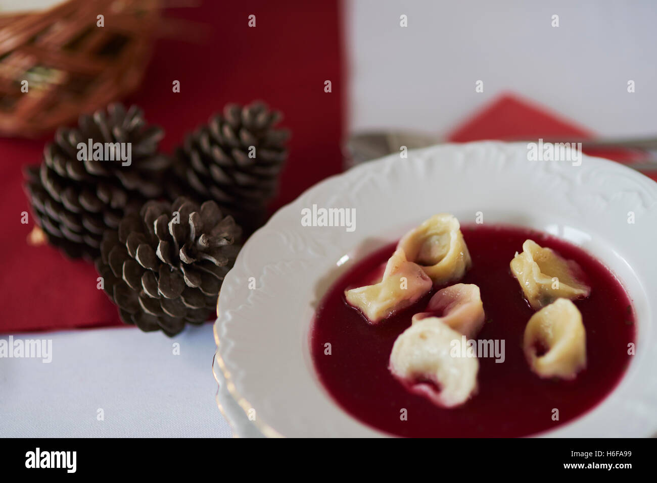 Dumlings tradizionale nella zuppa di barbabietole Foto Stock