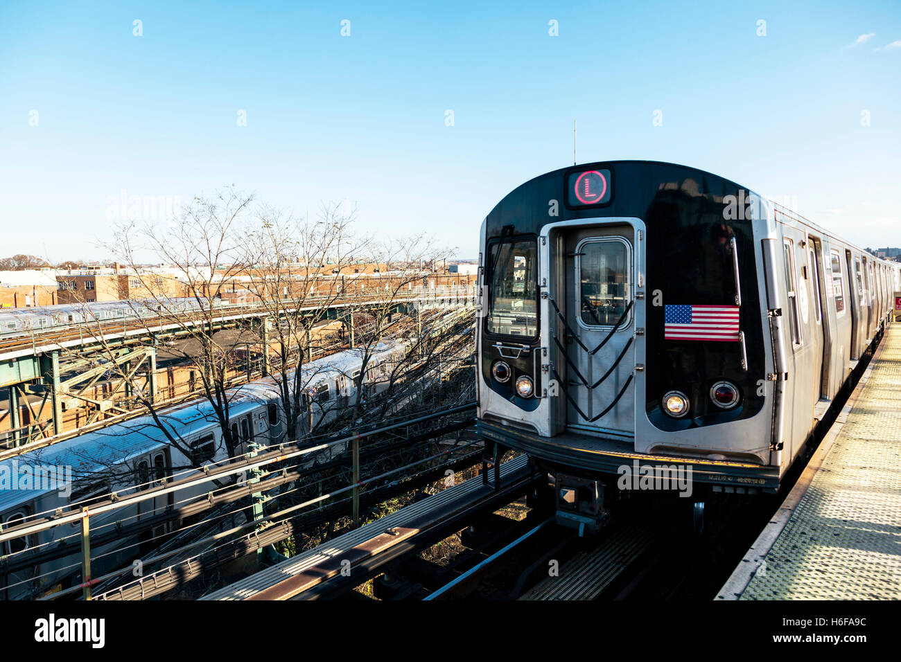 La metropolitana arriva a Broadway stazione di giunzione a Brooklyn, New York. Foto Stock