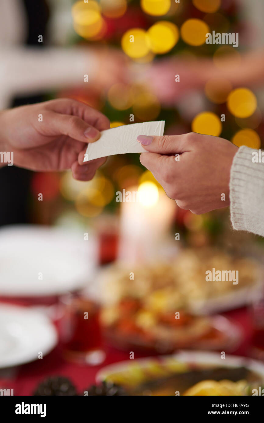 La condivisione di un wafer e augurando tutto il meglio Foto Stock
