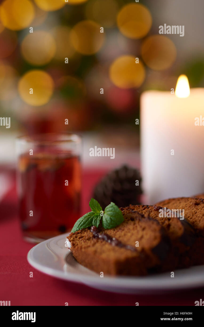 Fette di pane di zenzero e bicchiere di frutta sciroppata Foto Stock
