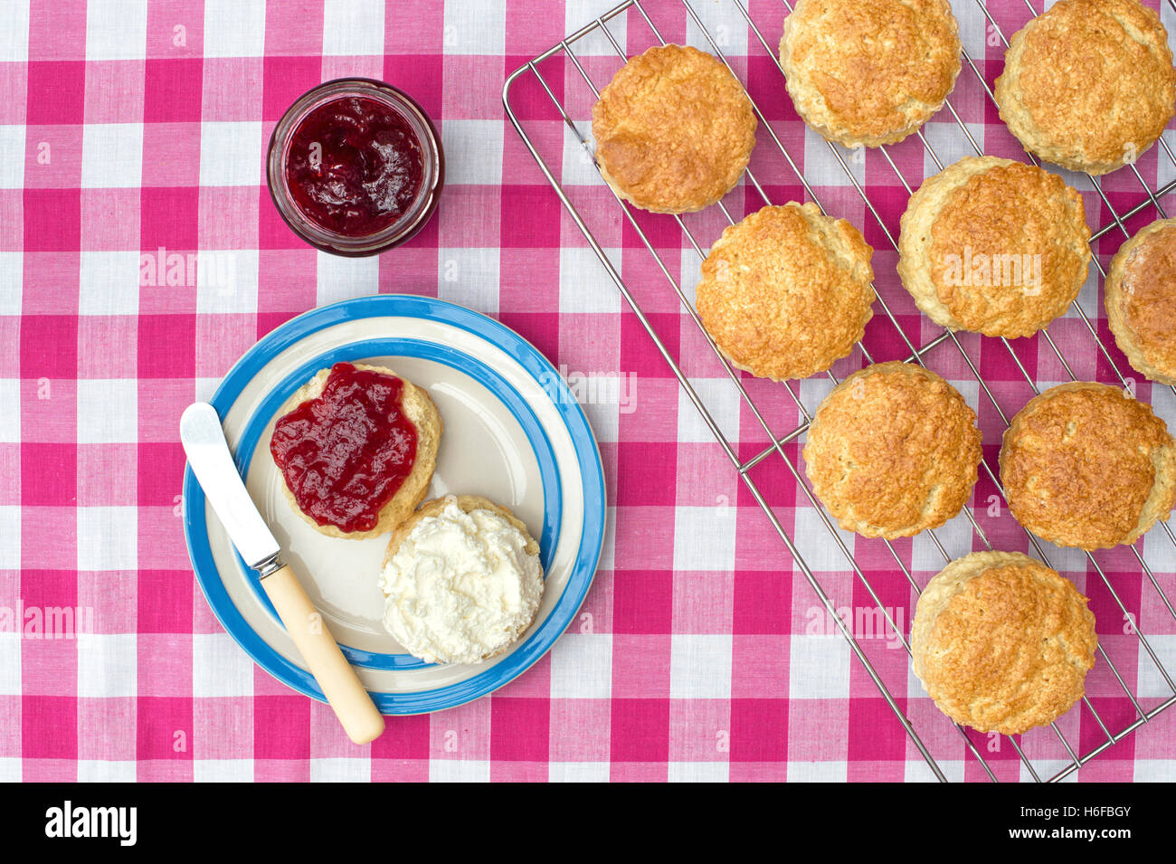 Focaccine fatte in casa con marmellata e crema di latte Foto Stock