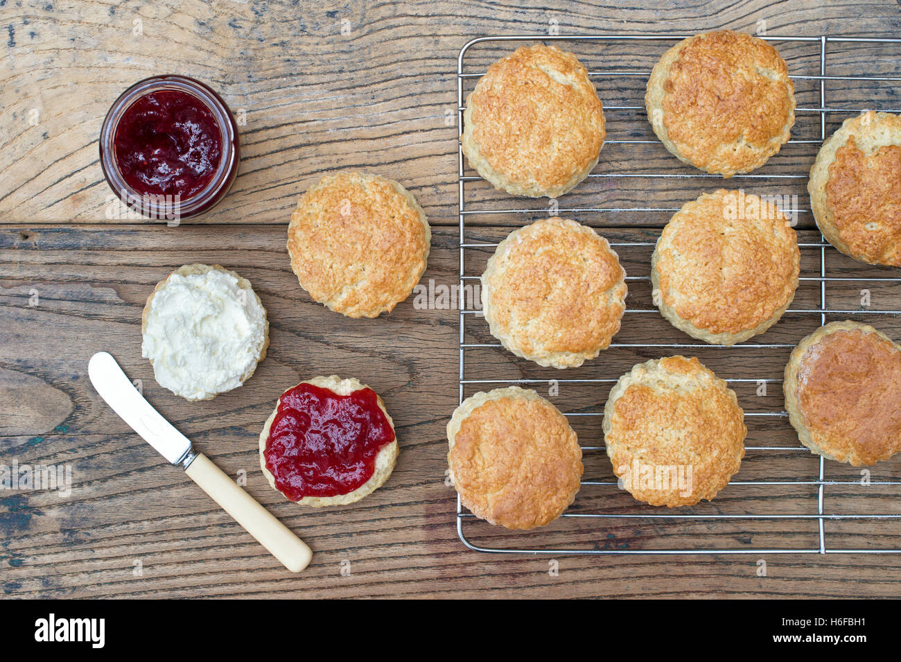 Focaccine fatte in casa con marmellata e crema di latte Foto Stock