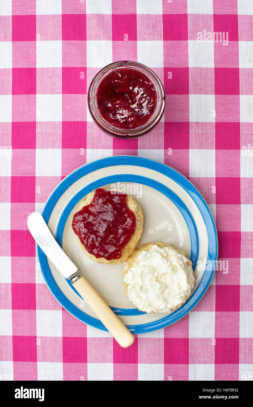 Focaccine fatte in casa con marmellata e crema di latte Foto Stock