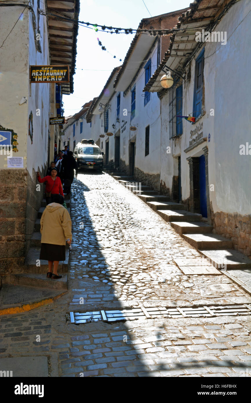 Le strette strade della zona turistica di Cusco il quartiere centrale. Cusco è il luogo di partenza per i visitatori di Machu Picchu. Foto Stock