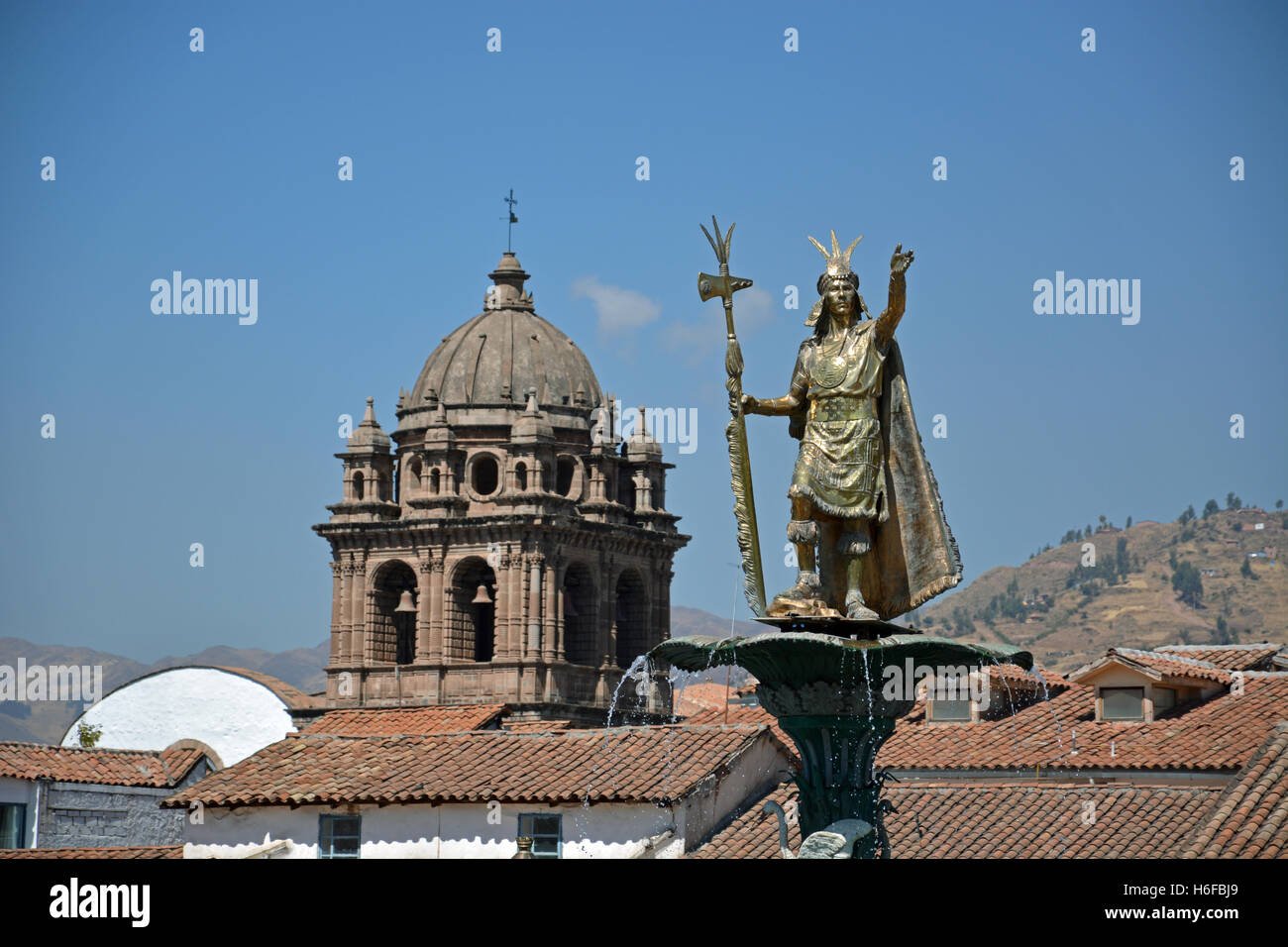 Il Pachacuti fontana è il centro della Plaza de Armas nella città di Cuzco. Foto Stock