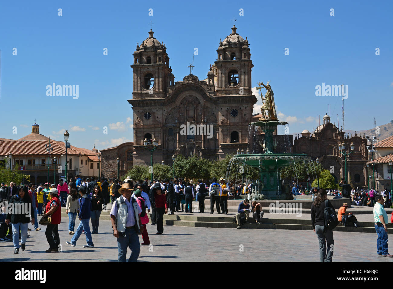 La Plaza de Armas con Pachacuti fontana e La Compania chiesa cattolica è il centro del turismo nella città Inca di Cuzco. Foto Stock