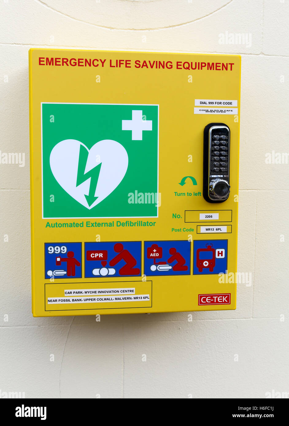 Defibrillatore vita di emergenza macchina di salvataggio in un luogo pubblico England Regno Unito Foto Stock