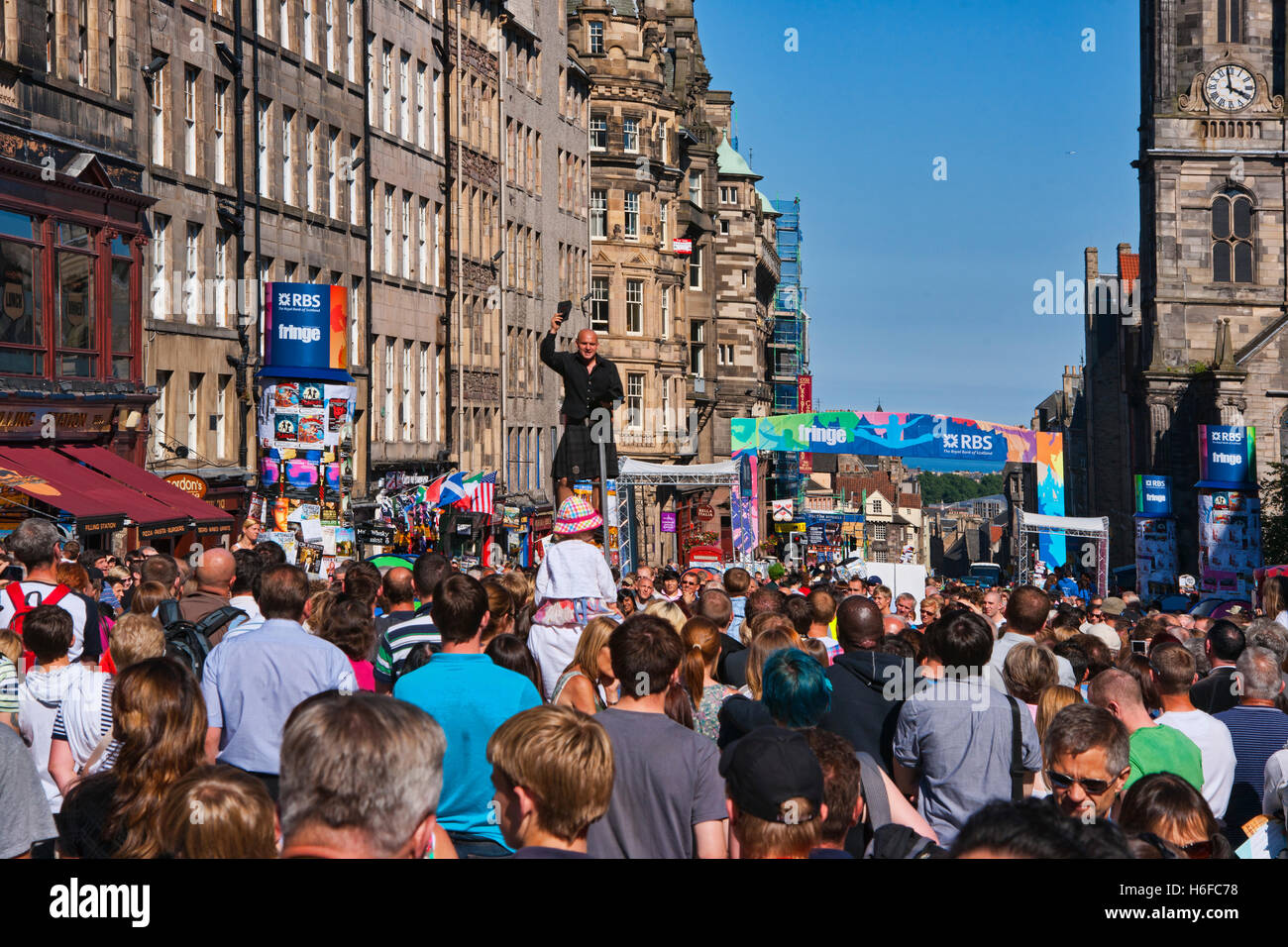 La folla, performer, Fringe Festival Royal Mile di Edimburgo, Lothians, Scozia, Foto Stock