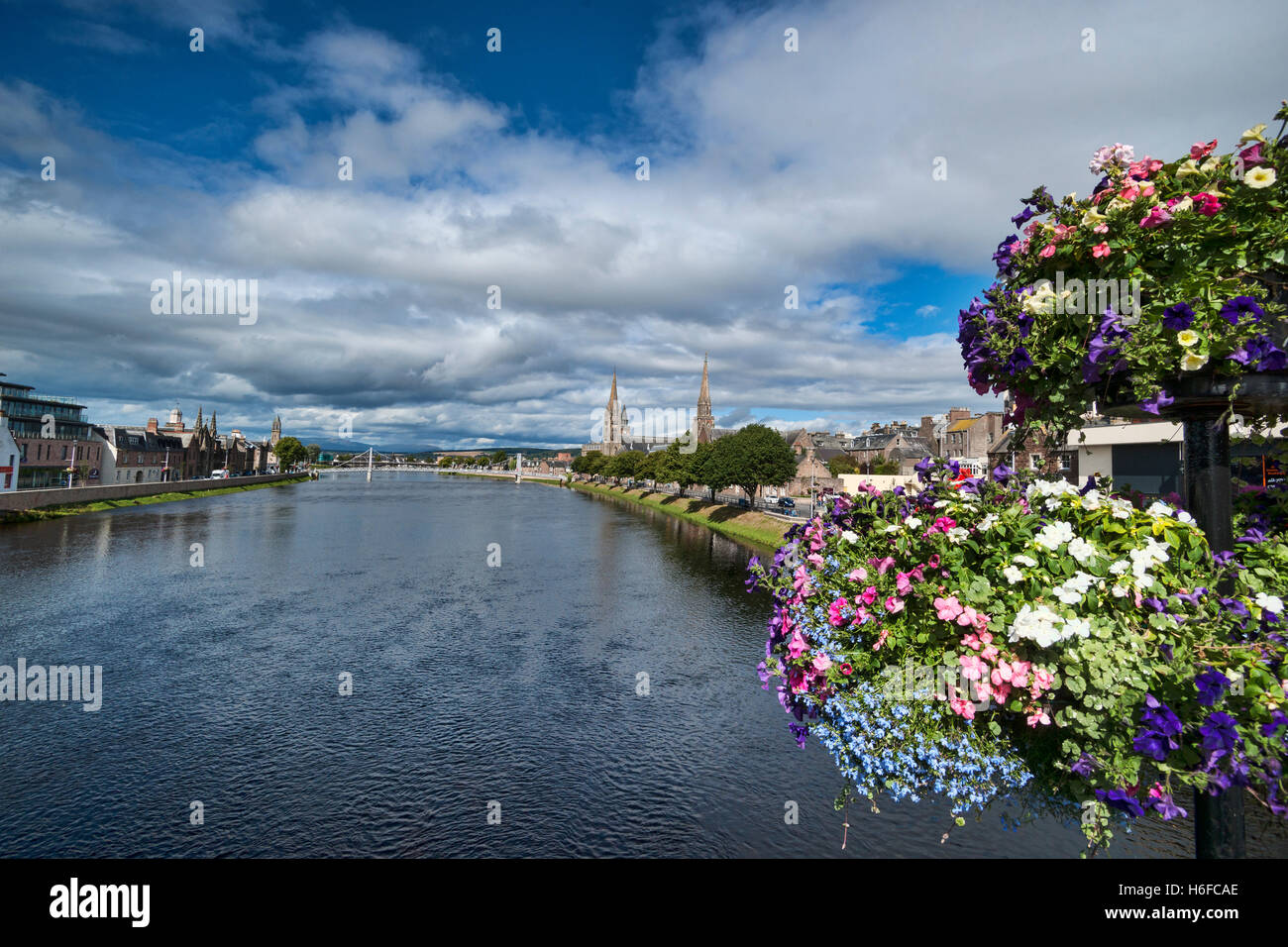 Nel centro della città di Inverness, dal ponte sul fiume Ness, altopiani, Scozia. Foto Stock