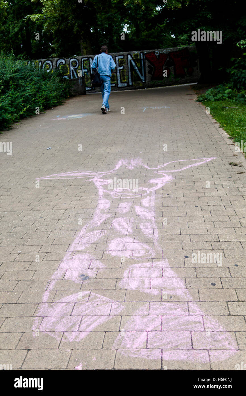 Chalk disegno di una giraffa sulla via di un parco urbano. Foto Stock