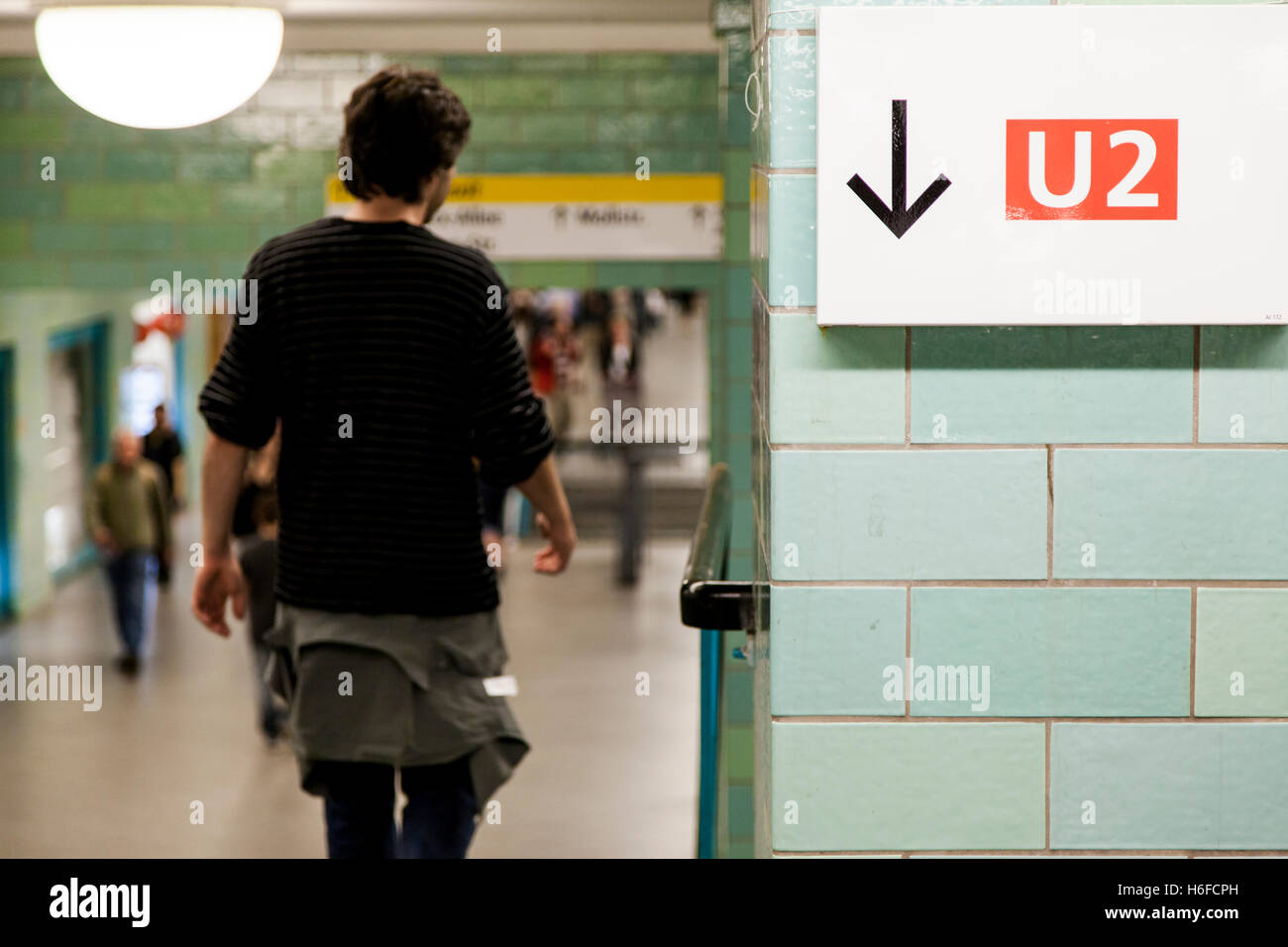 Un segno che mostra il modo in cui la U2 U-Bahn treno in una stazione occupata a Berlino, Germania. Foto Stock