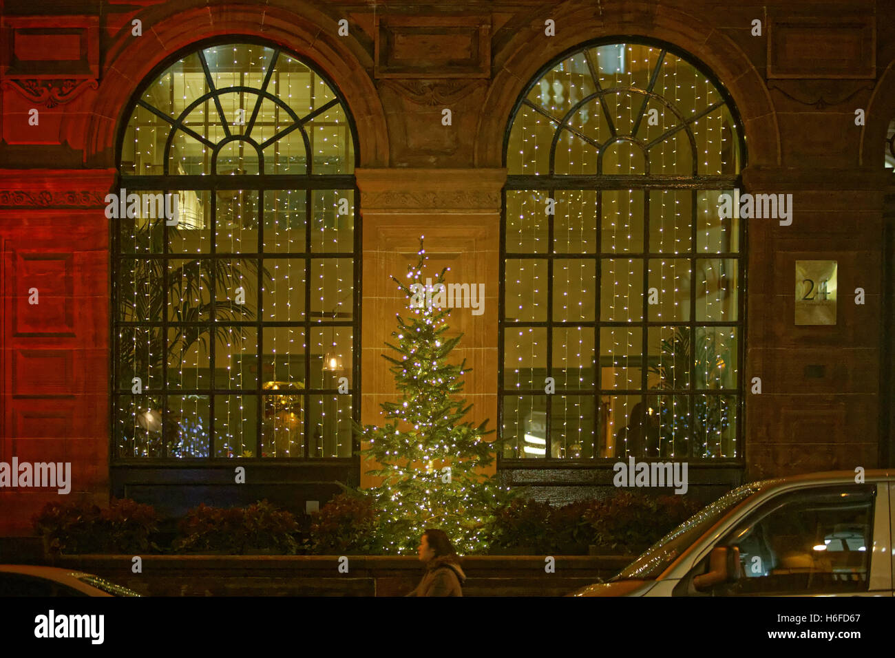 Glasgow celebrazione di Natale decorazioni george square luci finestra ristorante Foto Stock