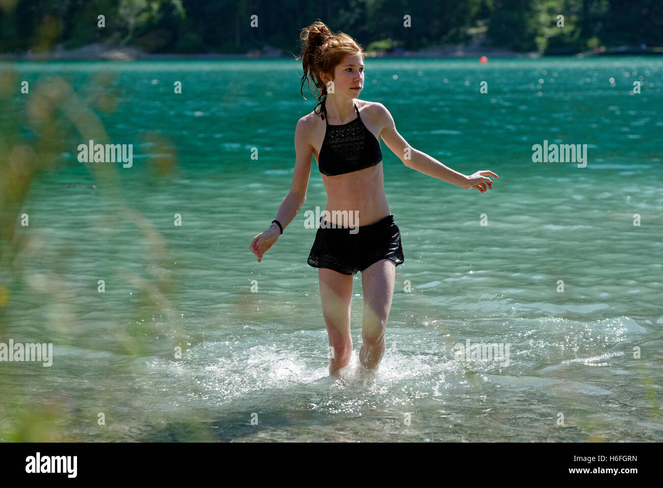 Adolescente, lago Plansee, Alpi Ammergau, Tirolo, Austria Foto Stock