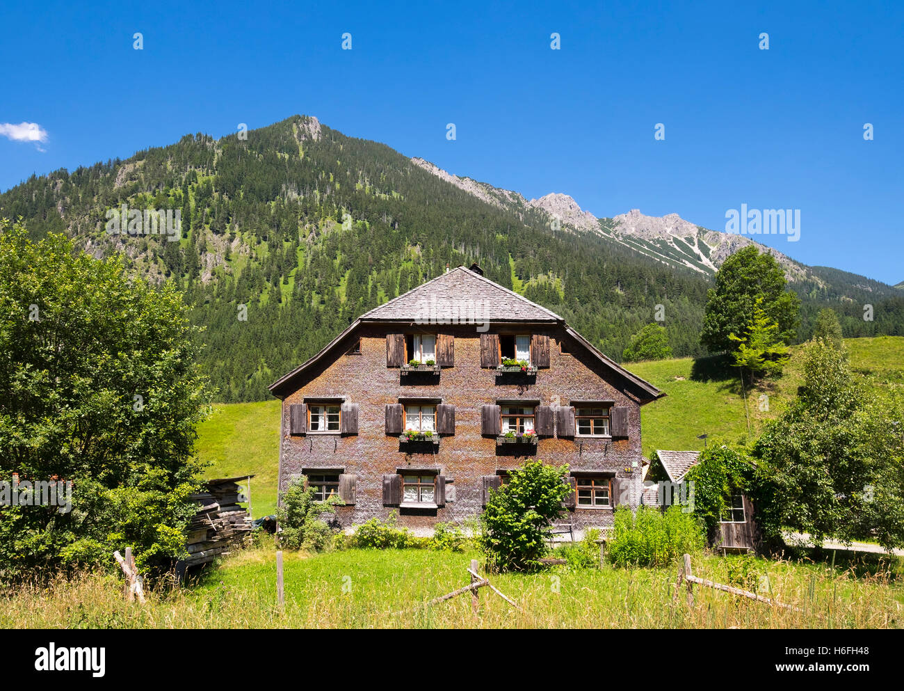 Tradizionale casa di legno in Hinterstein, Bad Hindelang, Ostrachtal, Oberallgäu, Algovia, Svevia, Baviera, Germania Foto Stock