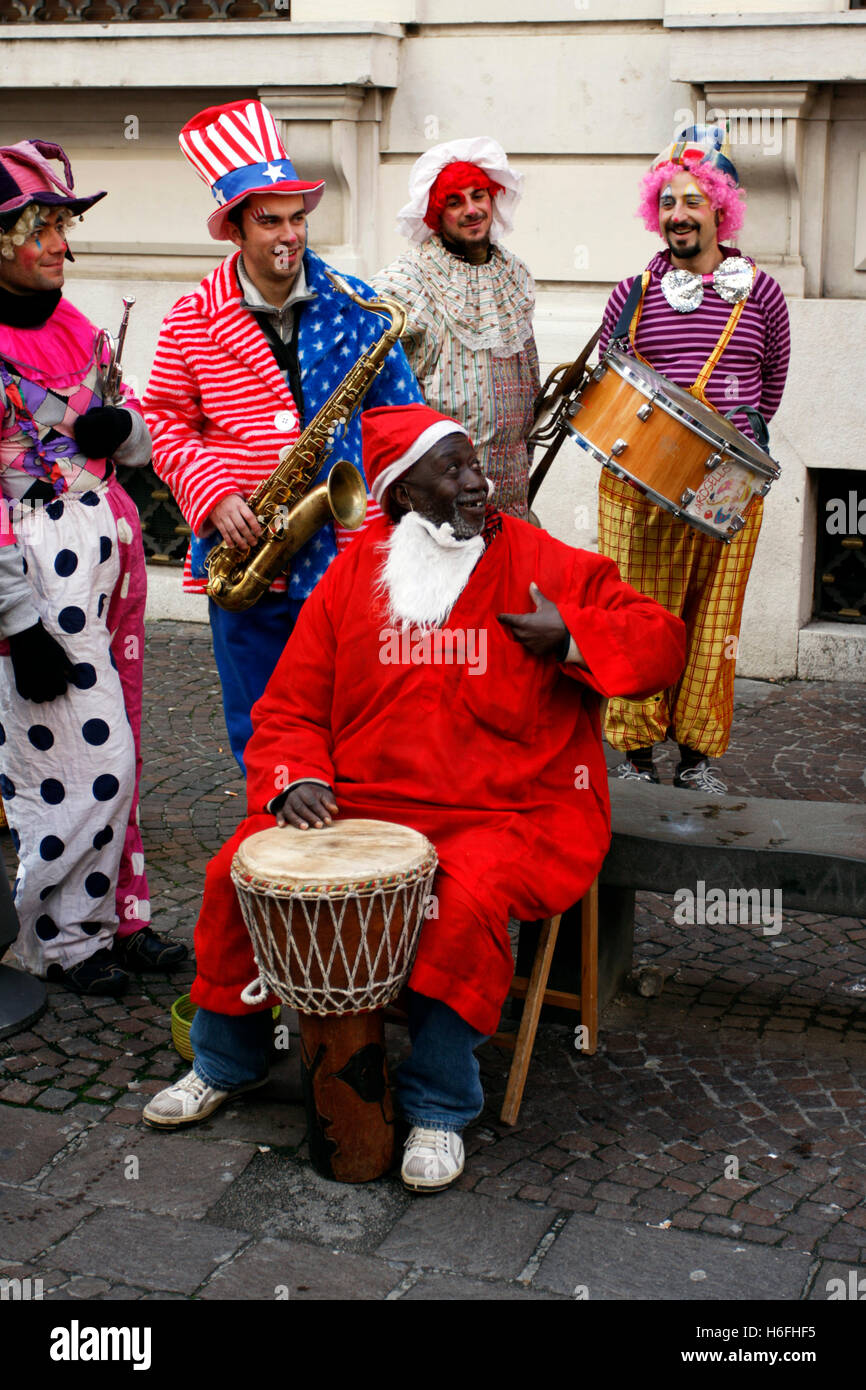 Di carnagione scura uomo vestito da Santa Claus, Padre, suonando la batteria in Salerno, Campania, Italia, Europa Foto Stock