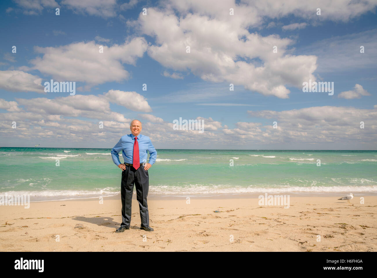 Un uomo di affari presso la spiaggia di Miami Beach, Florida. Foto Stock