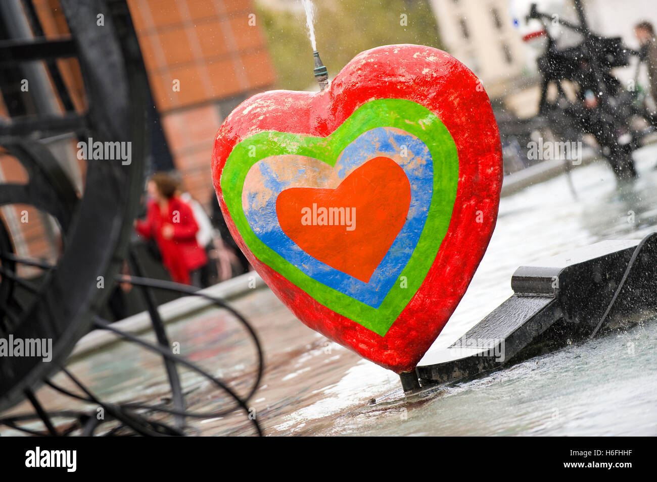 La moderna fontana figura nella parte anteriore del Centro Pompidou, luogo Stravinski, Parigi, Francia, Europa Foto Stock