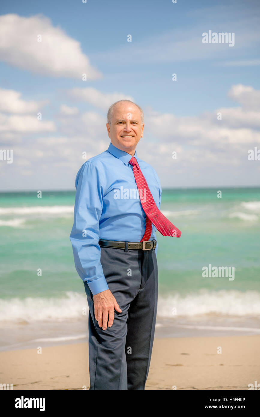 Un uomo di affari presso la spiaggia di Miami Beach, Florida. Foto Stock