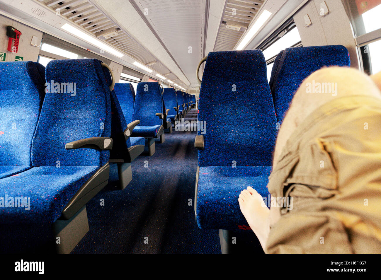 Vista di un treno vuoto, tutti i vuoti sedili blu. Foto Stock
