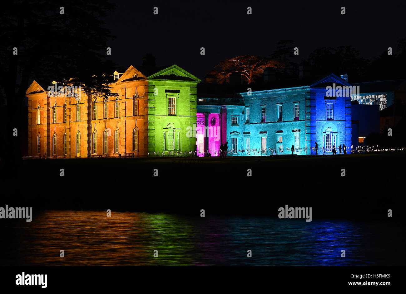 Compton Verney, risalente al XVIII secolo nel Warwickshire è illuminata in diversi colori per festeggiare il trecentesimo anniversario della paesaggista Lancelot 'Capability Brown, che ha piantato più di duemila alberi in 120 acri di Compton Verney parco. Foto Stock