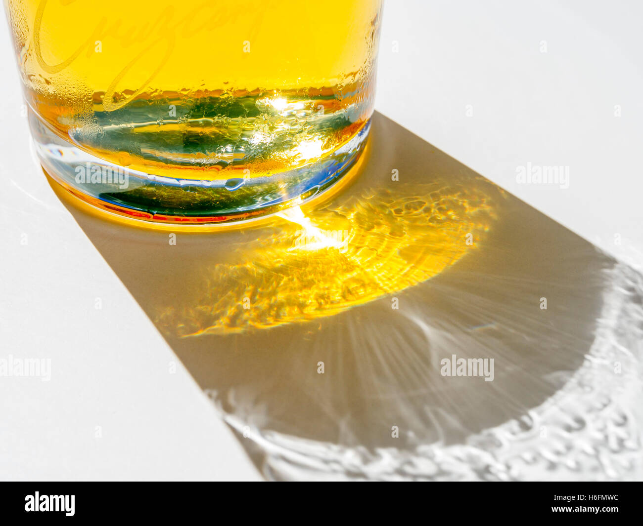 Bicchiere di birra su sfondo bianco Foto Stock