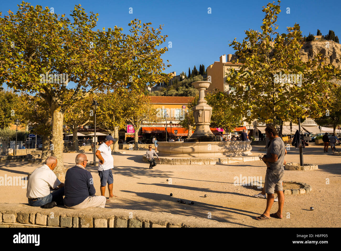 Boule player in sqaure vicino a Porto Vecchio. Villaggio di Cassis. Bouches-du-Rhone, Provence Alpes Côte d'Azur. Riviera francese Foto Stock