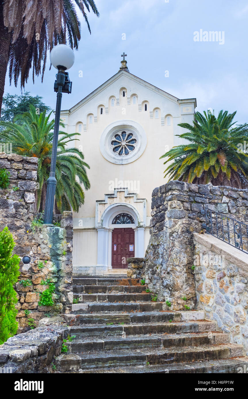 La stretta scalinata in pietra che conduce alla chiesa di San Girolamo, Herceg Novi, Montenegro. Foto Stock