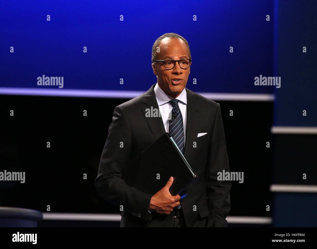 Discussione moderatore Lester Holt presiede il primo dibattito presidenziale tra Democrat Hillary Clinton e il repubblicano Donald Trump a Hofstra University di Hempstead, New York. Dotato di: Lester Holt dove: Hempstead, New York, Stati Uniti quando: 26 Foto Stock