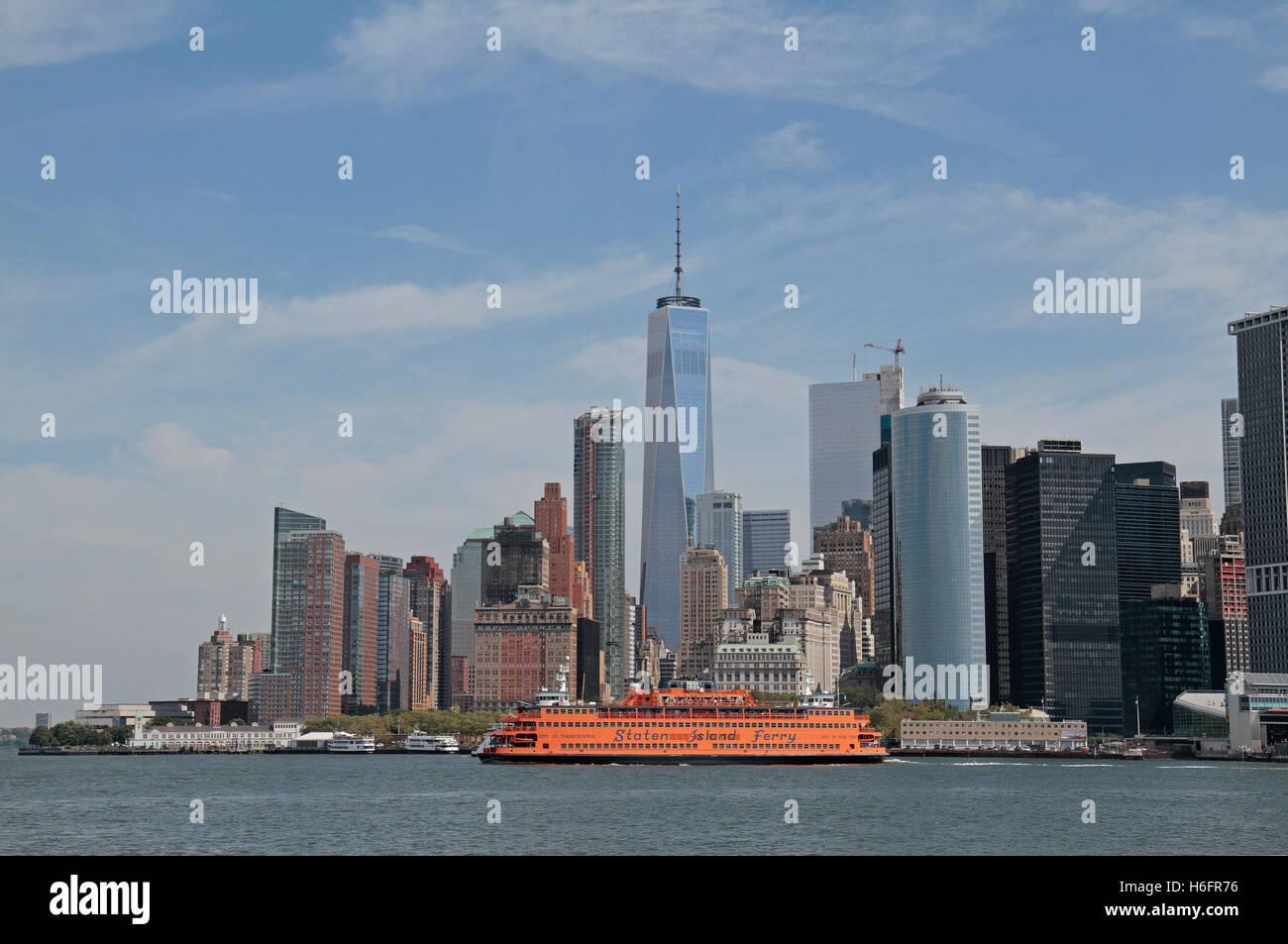 A Staten Island Ferry nella parte anteriore della parte inferiore della skyline di Manhattan. Vista da Governors Island, New York, Stati Uniti. Foto Stock